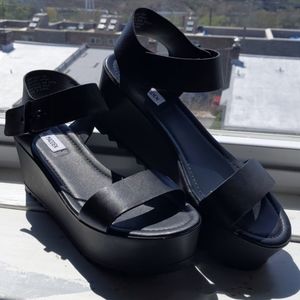 NWOT Steve Madden lugged black platform sandal
